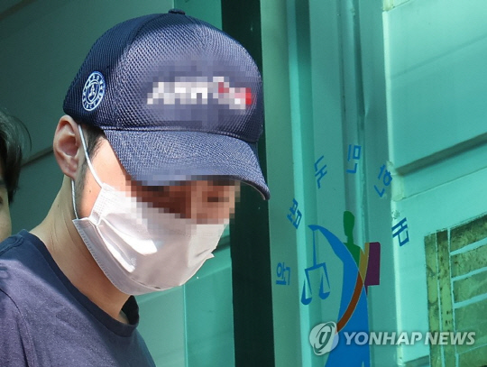 14명의 사상자가 발생한 '분당 흉기 난동' 사건 피의자 최모 씨가 지난 5일 오후 경기도 성남시 수원지방법원 성남지원에서 구속 전 피의자 심문(영장실질심사)을 마치고 나오고 있다.<연합뉴스>